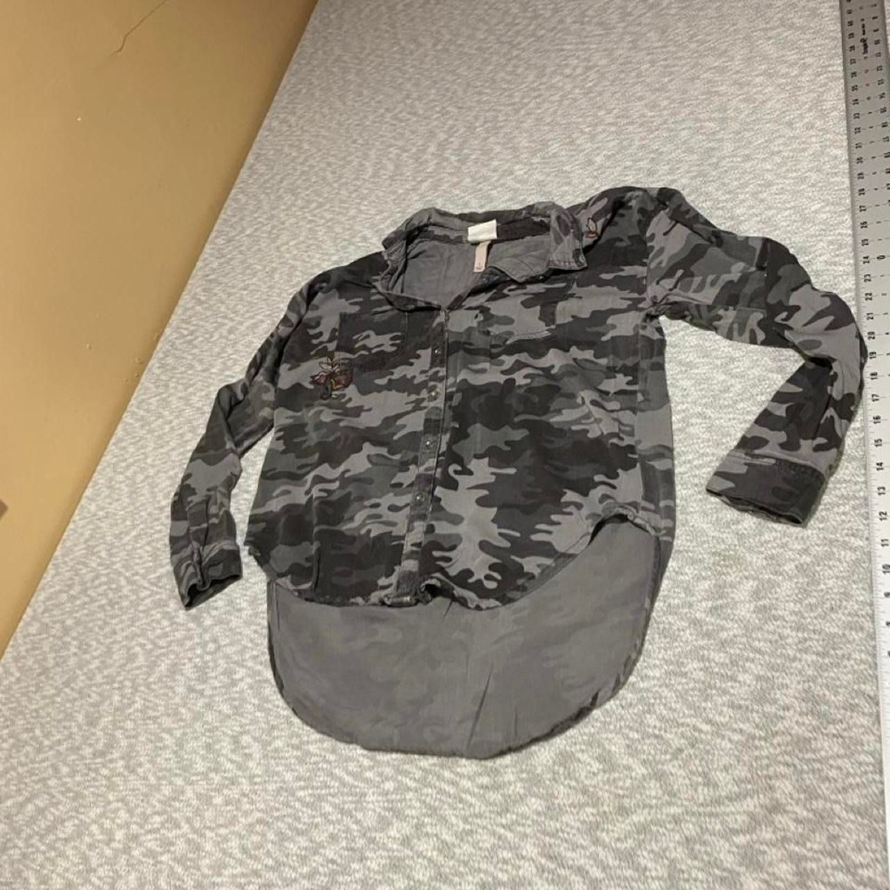 Knox Rose Gray camo button up shirt women L. SKU-B925